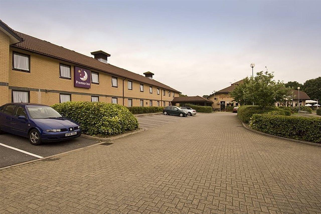Premier Inn Basingstoke West Exterior foto