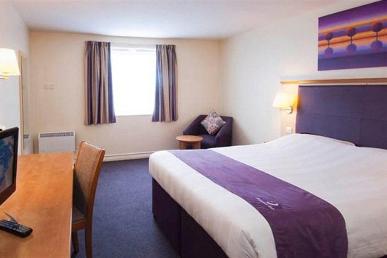 Premier Inn Basingstoke West Exterior foto