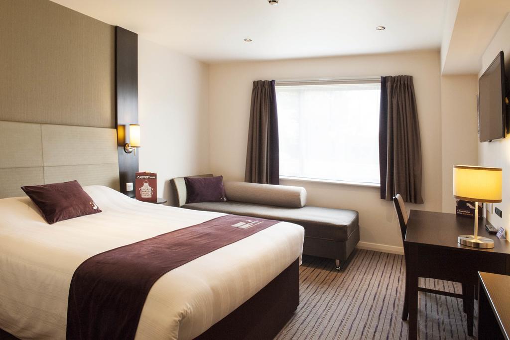 Premier Inn Basingstoke West Exterior foto