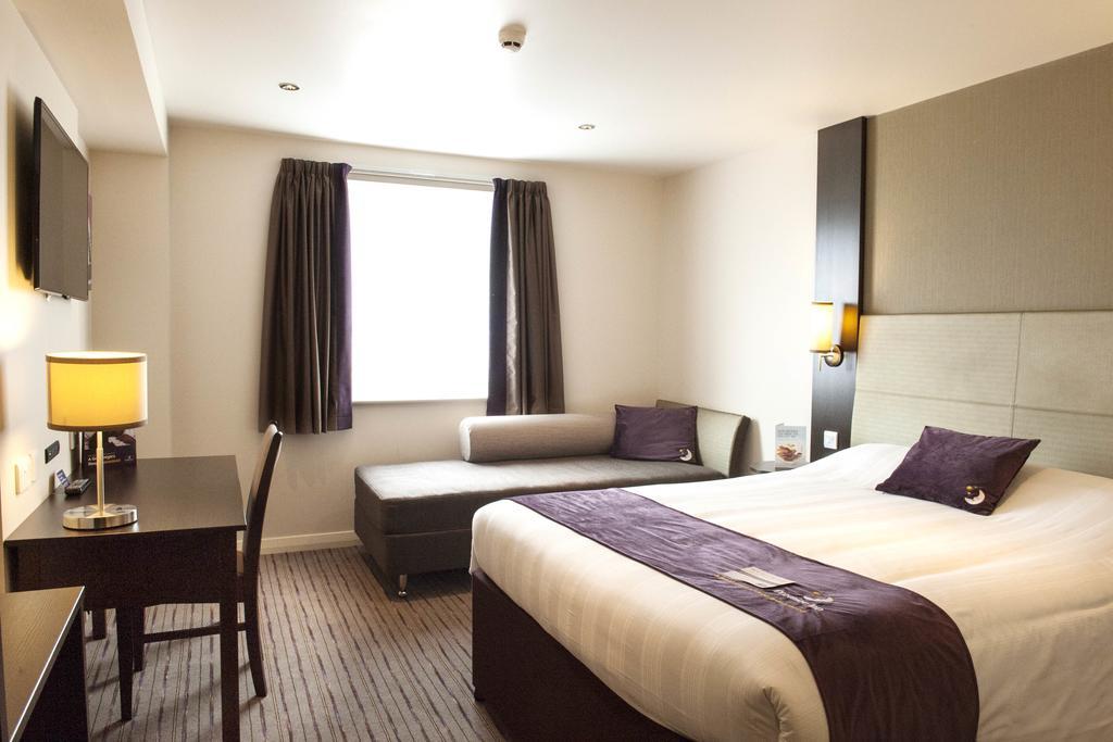 Premier Inn Basingstoke West Exterior foto