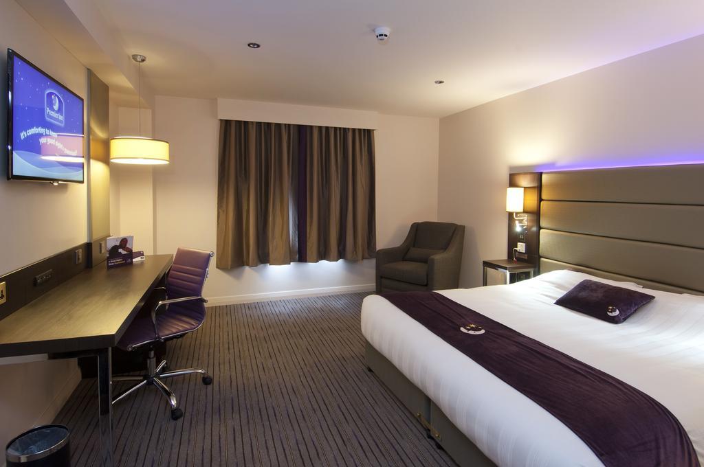 Premier Inn Basingstoke West Exterior foto