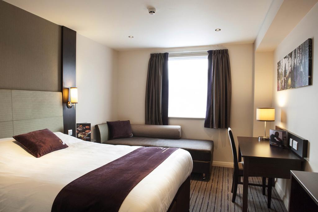 Premier Inn Basingstoke West Exterior foto