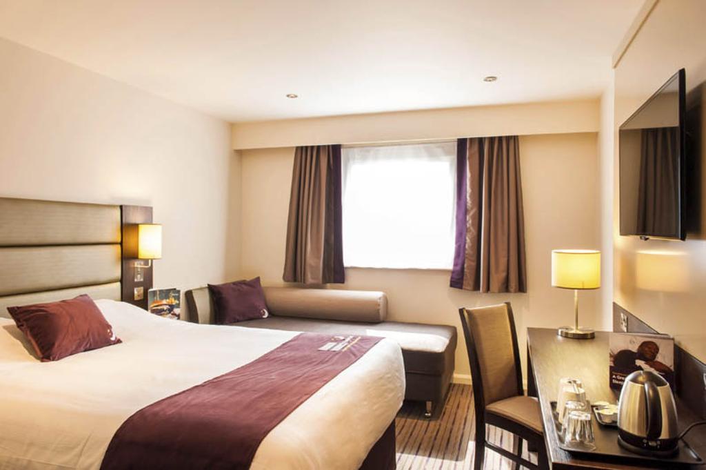 Premier Inn Basingstoke West Exterior foto