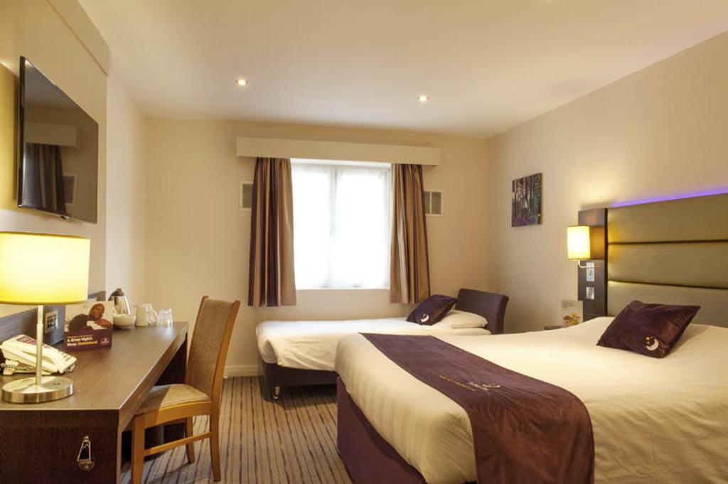 Premier Inn Basingstoke West Exterior foto