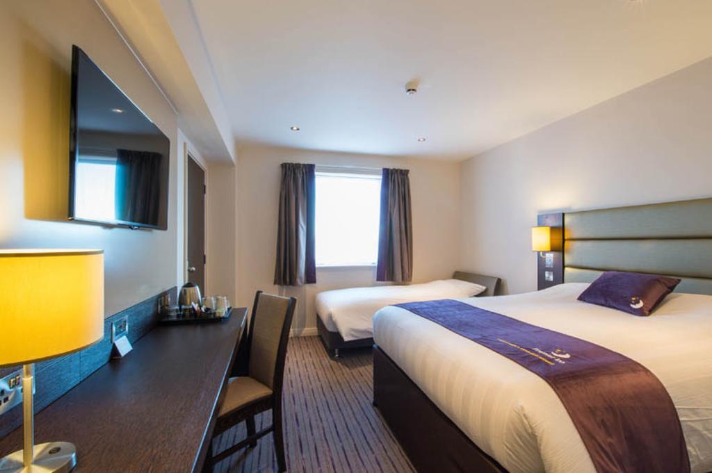 Premier Inn Basingstoke West Exterior foto