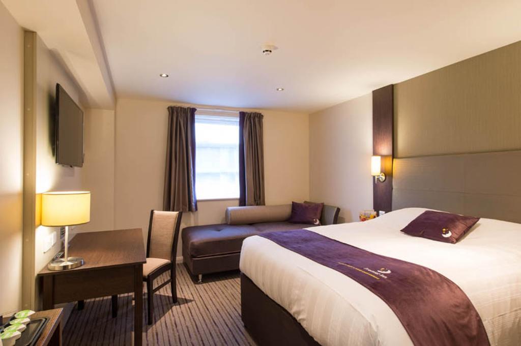 Premier Inn Basingstoke West Exterior foto