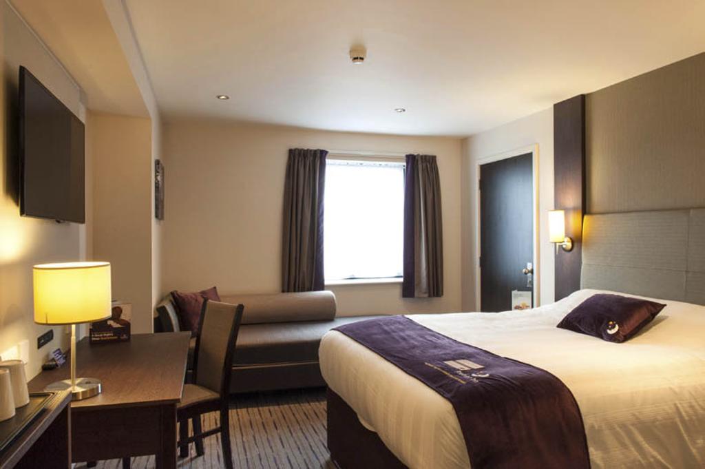 Premier Inn Basingstoke West Exterior foto