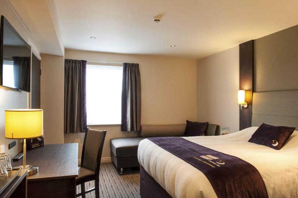 Premier Inn Basingstoke West Exterior foto