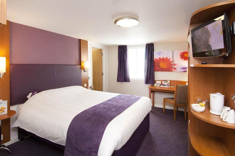 Premier Inn Basingstoke West Exterior foto