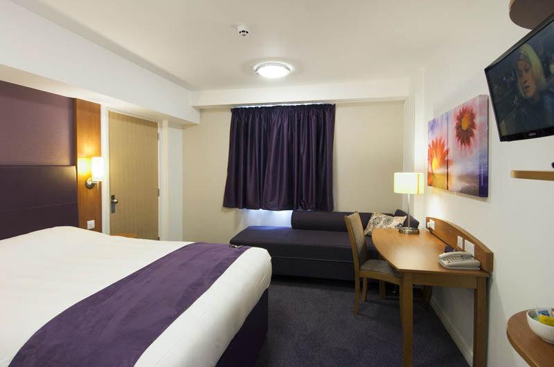 Premier Inn Basingstoke West Exterior foto